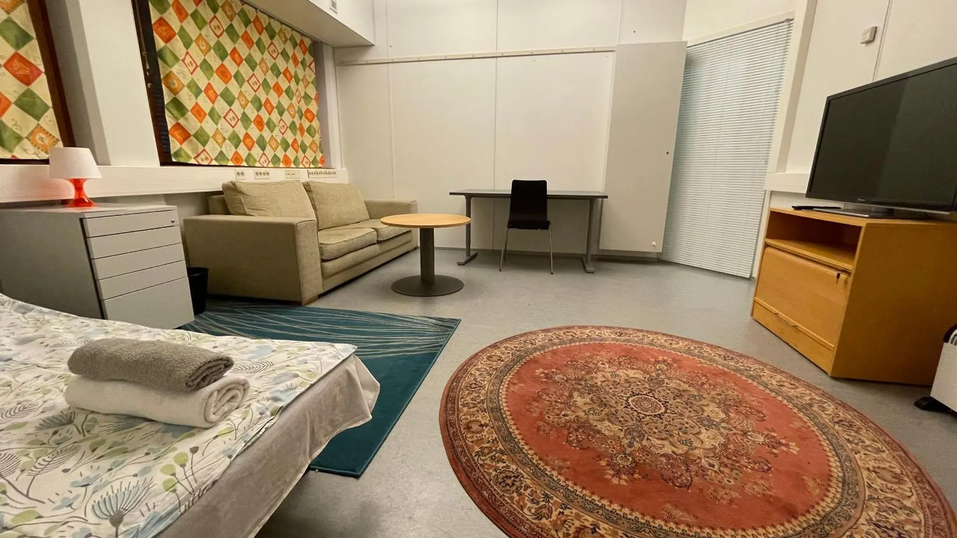 הלסינקי Office House Services 210 בית הארחה